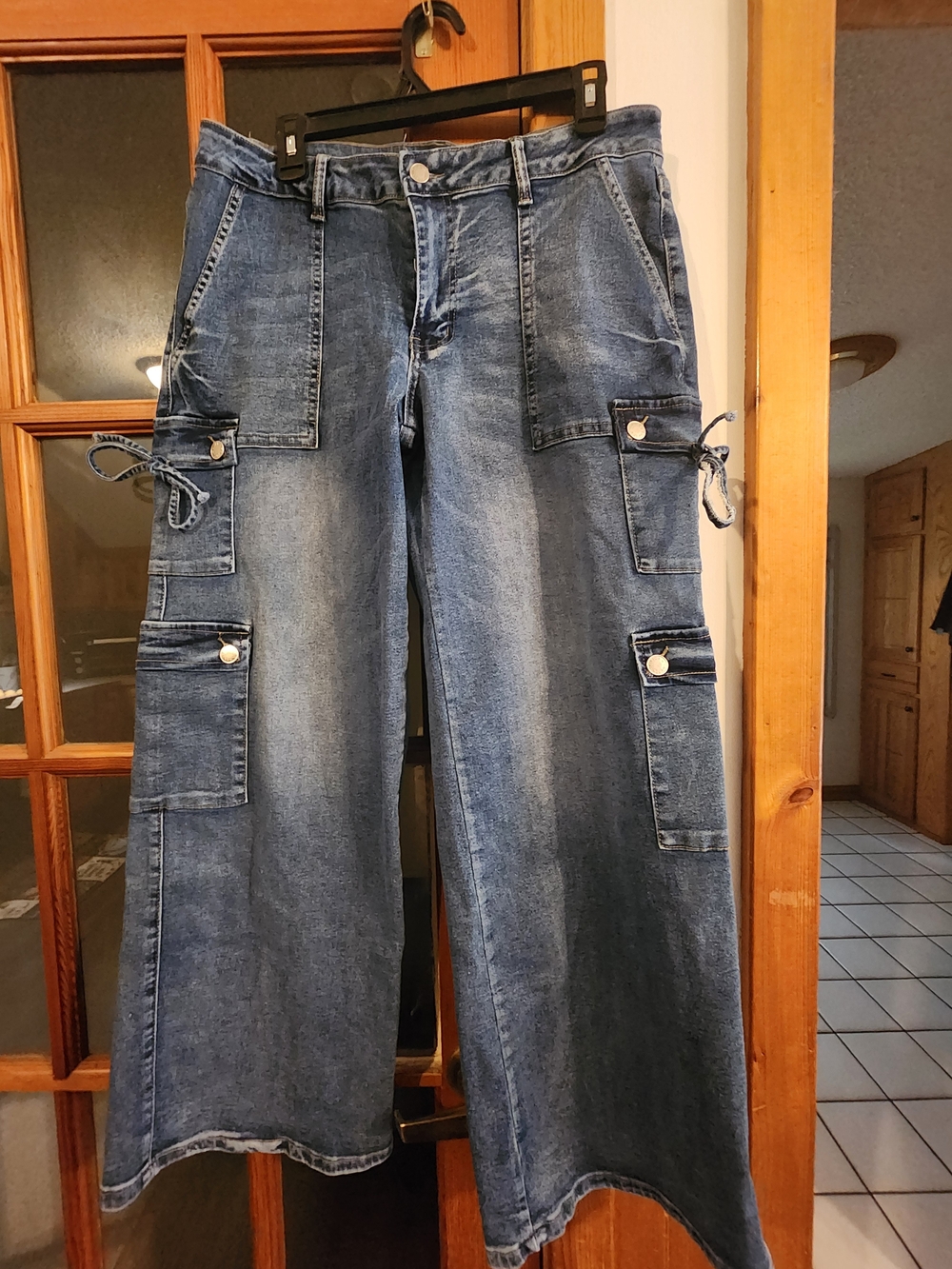Women’s Wide-Leg Cargo Jeans in Faded Blue